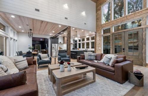 Broken Bow House | 20 Guests 2 Pets 1 Epic Escape Midnight Skies