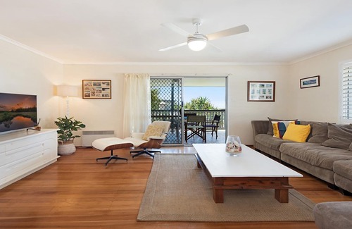 Dicky Beach House | 20 Mackay St Dicky Beach QLD
