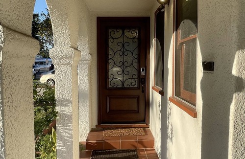 North Long Beach House | 20 min from Beach, Awesome back yard! Cozy Family Home Centrally Located in LA .