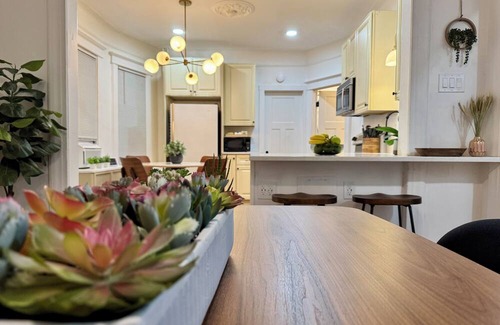The Heights House | 20 min NYC Modern Private Room Queen Bed Parking
