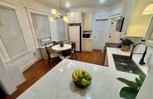 The Heights House | 20 min NYC Modern Private Room Queen Bed Parking
