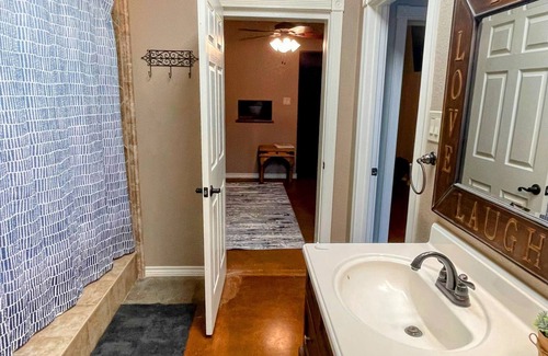 Bay City Condo | 20 min to Matagorda - Secure & Ideal for Weekenders & Business Travel