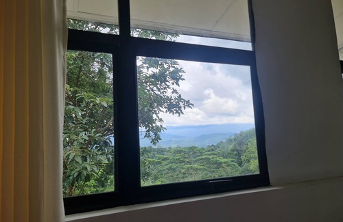 Kandy House | 20 min walk to Kandy city from this breezy, quite property with a parking.