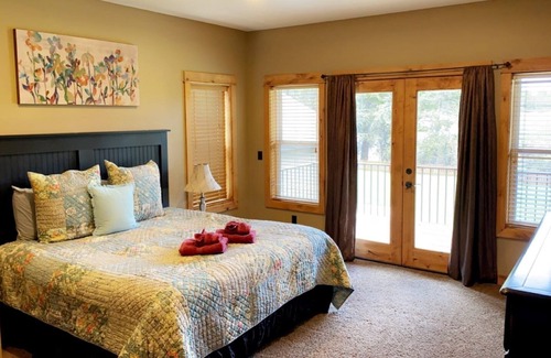 Sunriver Cabin | 20 Mins to Mt. Bachelor! Hot Tub! Bring the dogs!