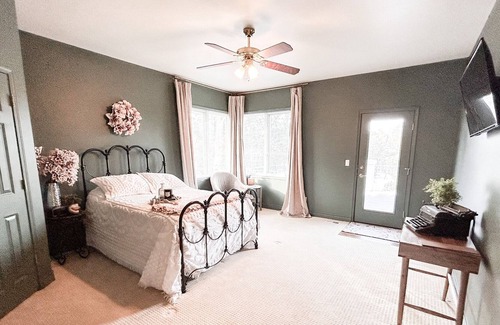 Larkspur House | 20 Minutes from the Air Force Academy! Come stay at a Colorado Ranch!