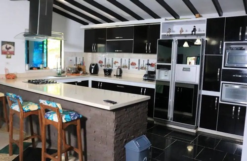 Copacabana Other | 20 minutes from the city! Family-sized Farmhouse with pool & sauna!