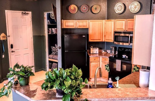 Loughman Condo | 20 minutes to the theme park! Family- sized condo with private patio