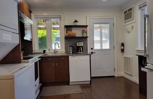 Greenwood - Coxwell House | 20 Minutes to Woodbine Beach - 3BR-Family Friendly Home in Heart of Leslieville