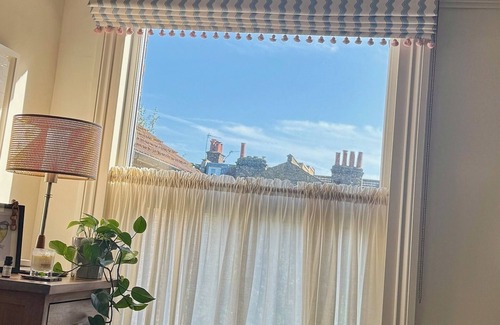 Earlsfield Apartment | 20 minutes walk from Wimbledon Tennis. Peaceful home with lovely garden.