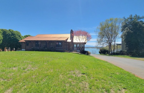 Dandridge Cabin | 20% Off Book by 8/31 Peaceful Lakefront Mountain View Cabin