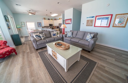 East End House | 20% OFF FALL! 3BR/2.5BA Updated BEACHFRONT House on East End