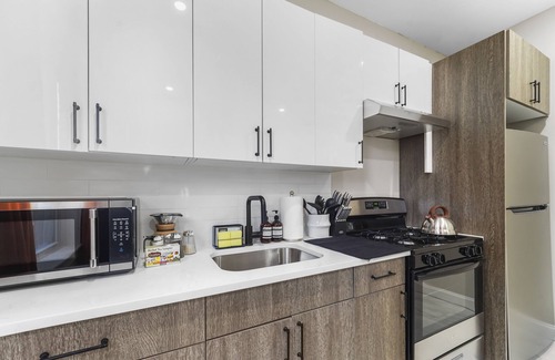 Ampere Apartment | 20%Off King bd Save on 3Day+ Stays 30 Min to NY