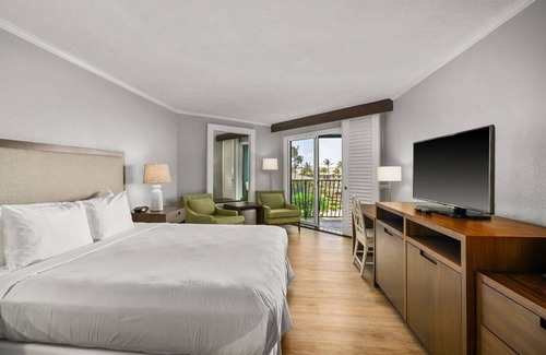 Hanamaulu Hotel | 20% off new listing discount!4 Star Beachfront Resort. AC. Restaurant. Pool. Gym