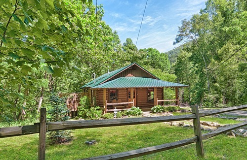 Skyland Cabin | 20% Off Regular Price! Romantic Cozy Cabin, Hot Tub, Fire Place, Close to Town
