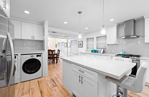 Pierpont Bay House | 20% Off Sept! RoofTop Deck, Steps To Sand, Hot Tub