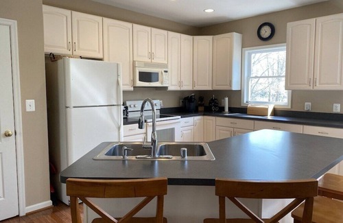 Livingston House | 20% off Waterfront 2 primary suites, water front, dog-friendly, firepit!