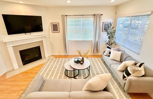 Ontario House | 20% OFF Weekly Stay - 4 BR - 3 miles to Airport