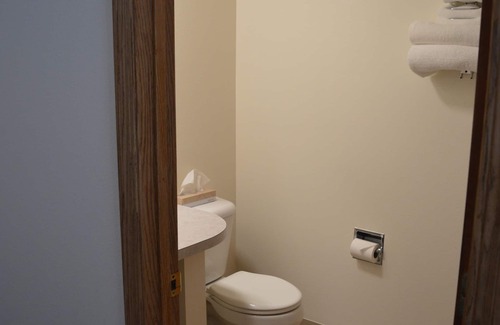 Columbia Falls Hotel | #20- ONE QUEEN BED at hotel with WiFi, AC in lovely Columbia Falls 20 mi to GNP