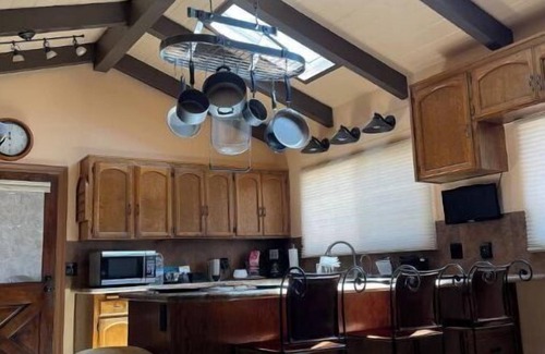 Fallbrook House | 20 people can stay. Peaceful 1 acre of Avocado ranch. 2 stories. 16 beds.