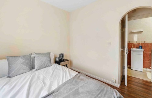 Greenwich House | 20 Percent Off Monthly Stay Business relocations-6bed
