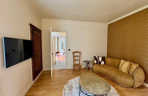 Fontainebleau House | 200 metres from the château, charming family home with outbuilding and garden