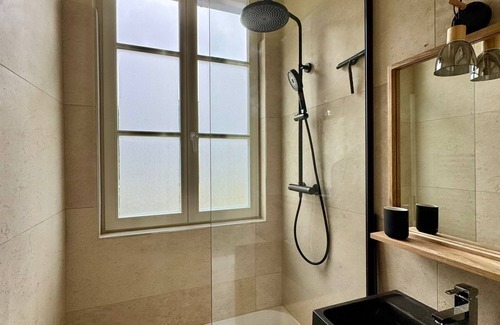 Fontainebleau House | 200 metres from the château, charming family home with outbuilding and garden