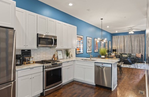 Hillsboro West End Apartment | 2001 Convent Pl #5 Nashville TN 37212 (Jon & Alon) - Walk to Vanderbilt & Belmont with Garage & Rooftop Deck
