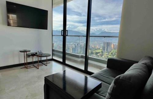 El Castillo Apartment | 2002 City skyline view in El Poblado