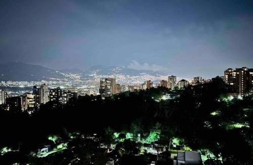 El Castillo Apartment | 2002 City skyline view in El Poblado