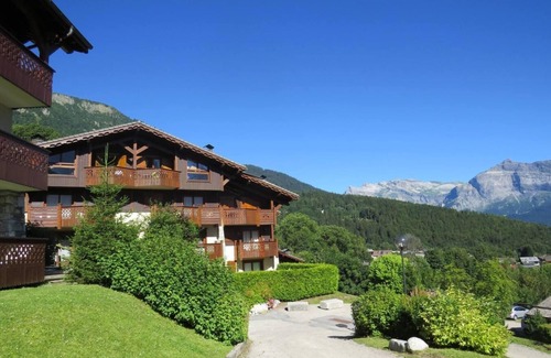 Les Houches Apartment | 200m from ski lifts, Ground floor, view mountain, swimming pool, balcony, parking, tv, ski locker