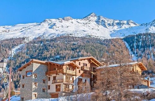 Lanslevillard Apartment | 200m from ski slopes, fitness, swimming pool, sauna, hammam, balcony, fireplace or stove, tv