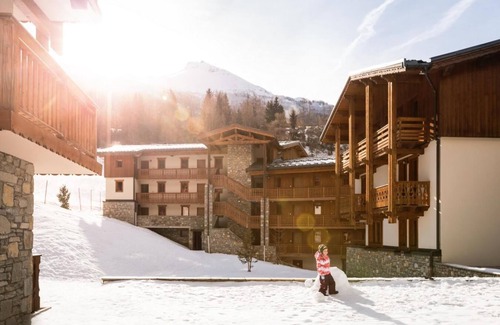 Lanslevillard Apartment | 200m from ski slopes, fitness, swimming pool, sauna, hammam, balcony, tv, ski locker, 40m²