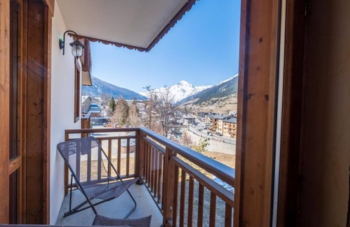 Lanslevillard Apartment | 200m from ski slopes, fitness, swimming pool, sauna, hammam, balcony, tv, ski locker, 43m²