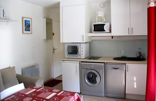 Valloire Apartment | 200m from ski slopes, 2nd floor, balcony, parking, tv, ski locker, 23m², Valloire