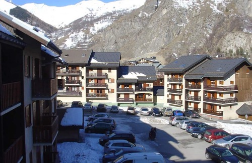 Valloire Apartment | 200m from ski slopes, 2nd floor, balcony, parking, tv, ski locker, 23m², Valloire