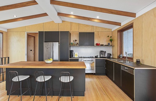 Coledale House | 200m to Coledale Beach with wheelchair access and pet friendly