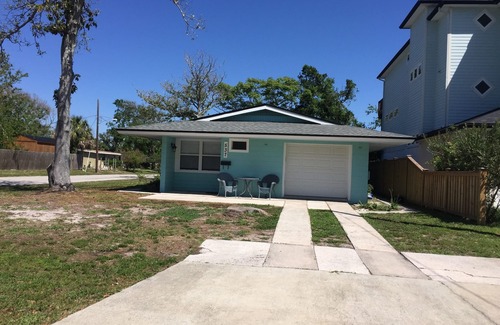 Jacksonville Beach House | 2018 remodeled Beach Palm Bungalow-Walk to the Bch(5 blocks)/Pier to fish/surf