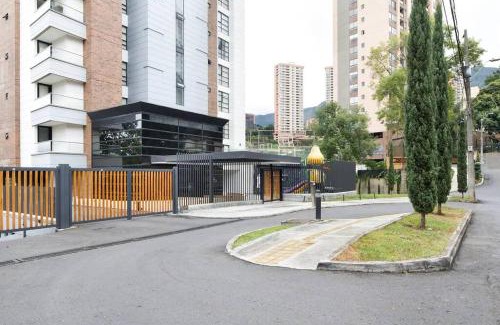 El Castillo Apartment | 202 Family Haven in El Poblado: Spacious & charming