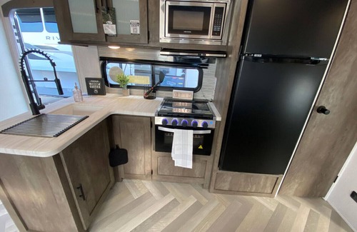 Larsen RV Rental | 2022 Glamper on Lake Poygan with boat slip available!