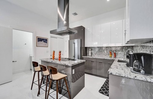 Lake Ridge House | 2023 Luxe NEW Modern Home with Pool