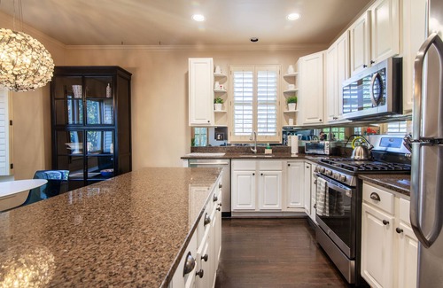 Ashton Heights House | 2023 Renovation. Boho Zen + Chic North Arlington. Great Location. Safe. Quiet