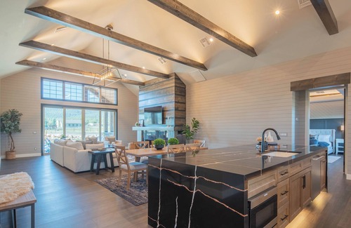 Fort Valley House | 2024 New Luxury Mt Home @ Base of Snowbowl w/Hot Tub on 2 Acres