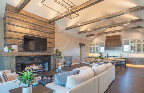 Fort Valley House | 2024 New Luxury Mt Home @ Base of Snowbowl w/Hot Tub on 2 Acres