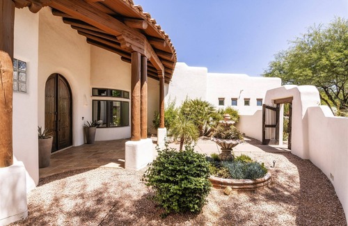 Paradise Valley House | 2025 VRBO Property of the Year: Scottsdale Luxury Estate: Pool, Spa & Pickleball