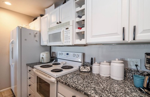 New Buffalo Condo | (2026 OPEN!) Lake Views New Buffalo Condo w/Association Pool!