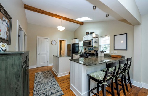 Union Pier Cottage | (2026 OPEN!) Union Pier Cottage Close To Beach & Downtown.