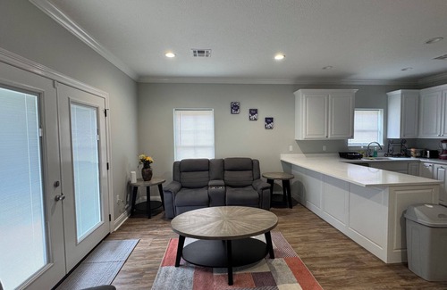 DeRidder Condo | 2027- 3-bedroom condo with comfort & amenities near Resturant’s & shopping.