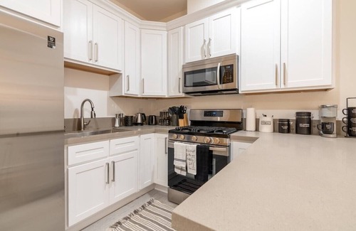 Santa Ana Apartment | 204 Broadway (1 Bedroom) · Sunny Vibes-King Canopy Bed+Balcony-6mi to Disney