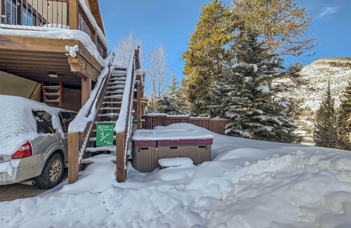 Highland Meadows House | 2095 Vermont Rd., West Vail Home -Hot Tub on Deck, Chef`s Kitchen, and Great Views!