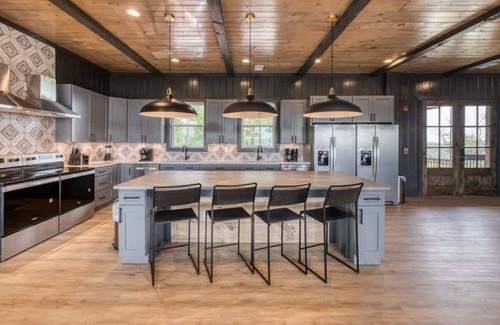 Sevierville Cabin | 20BR/Mtn Views/Pool/Hot Tub/Sleeps 54